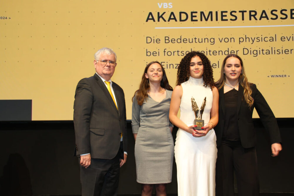 Laudator Helmut Schramm und die Publikums-Gewinnerinnen Leonie Sterchele, Yasmin Yazidi und Zoe Moser sowie Moderatorin Daniela Zeller