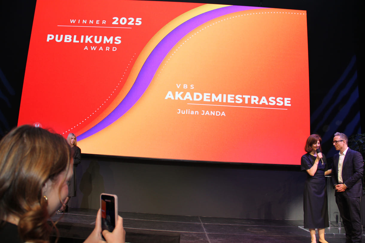 Moderatorin und ihr Ex-Kollege bereiten die Video-Botscahft an den Publikums-Preisträger vor