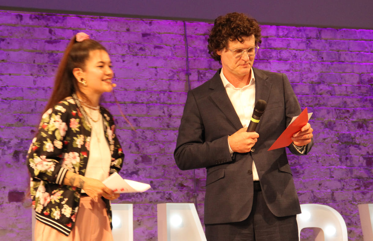 Das Publikum stimmte mit bunten Tischtennisbällen ab - vor jedem Stand stand eine Röhre dafür, verkündet wurde dieser Preis von aws-Geschäftsführer Gerfried Brunner