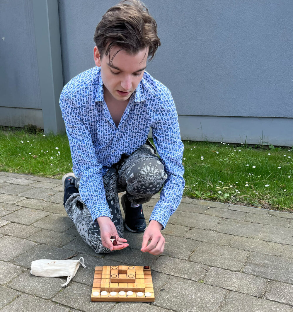 Simon Allmer mit seiner hölzernen Spiel-Pyramide