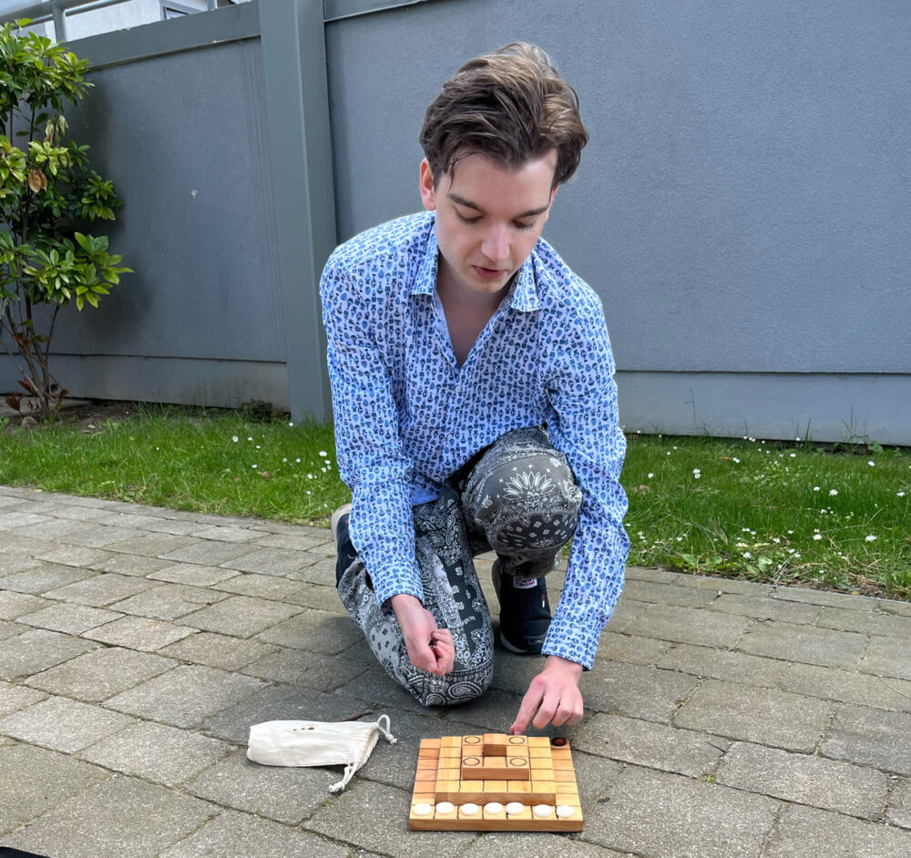 Simon Allmer mit seiner hölzernen Spiel-Pyramide