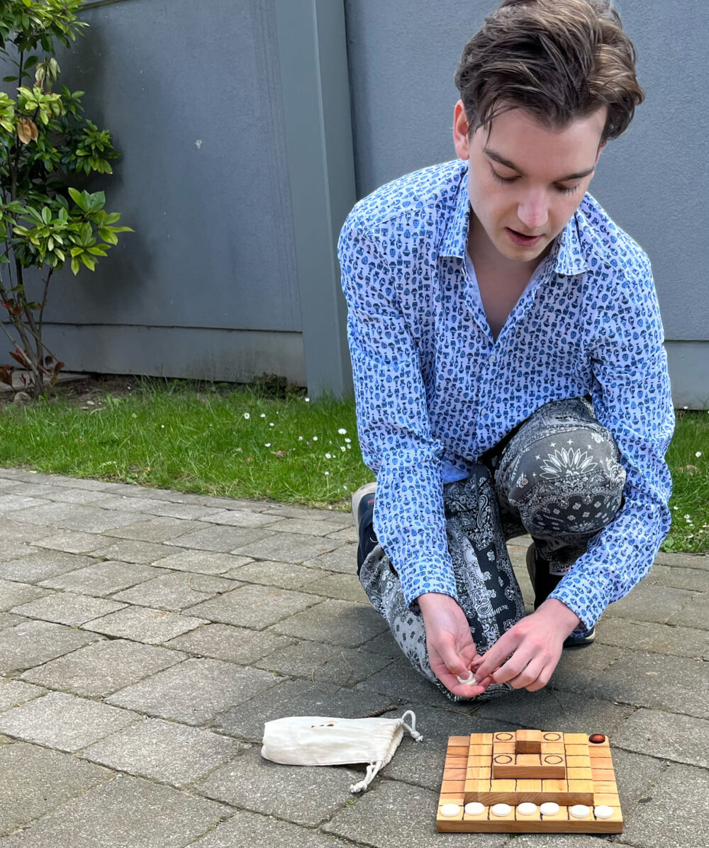 Simon Allmer mit seiner hölzernen Spiel-Pyramide