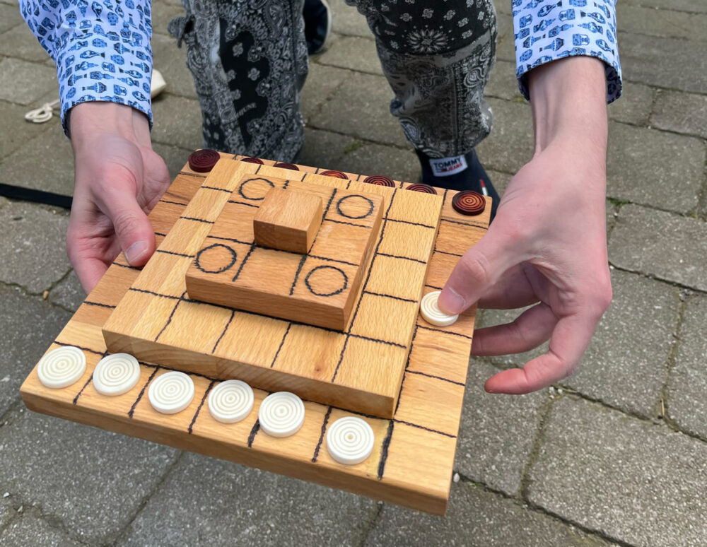 Simon Allmer mit seiner hölzernen Spiel-Pyramide