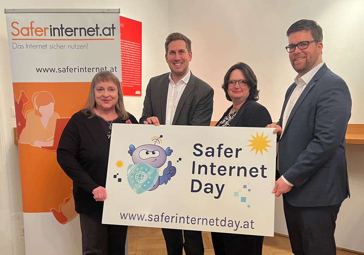 Birgit Satke (Rat auf Draht), Alexander Pröll (Staatssekretär), Barbara Buchegger (Safer Internet) und Stefan Ebenberger (ISPA - Internet Service Providers Austria) mit Banner und Schild zu Safer Internet und dem Safer Internet Day