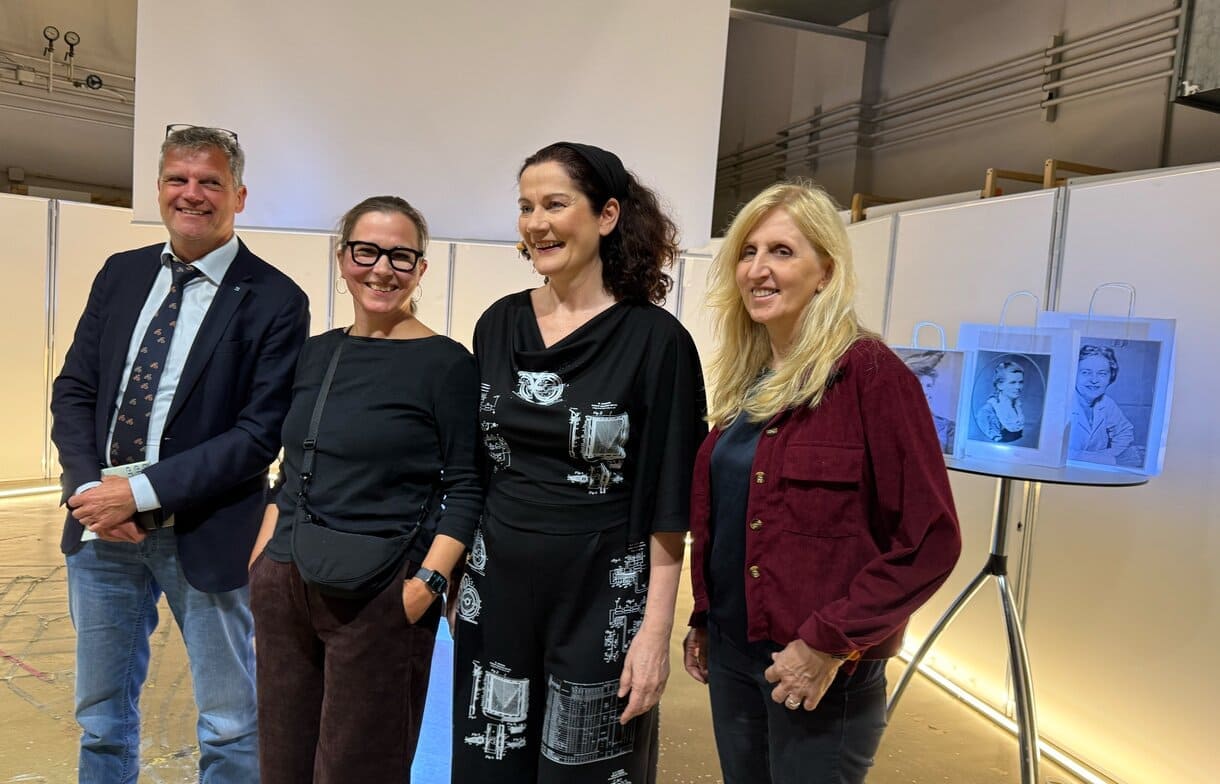Stückautorin und Schauspielerin Anita Zieher (2. von rechts), Regisseurin Margit Mezgolich (2. von links) und TU-Professorin und Erfinderin Margit Gföhler (rechts) und TU-Wien Rektor Jens Schneider (ganz links)