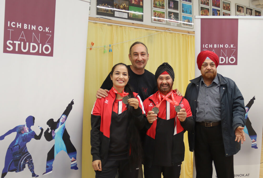 Vorne in der Mitte das Goldmedaillen-Duo: Jasmid Kor Lamba und Harsimran Shah, genannt Pal und dazu Choreograf, Vater Gobinder Singh (rechts) und Attila Zanin von „ich boin O.K.“ (hinten)