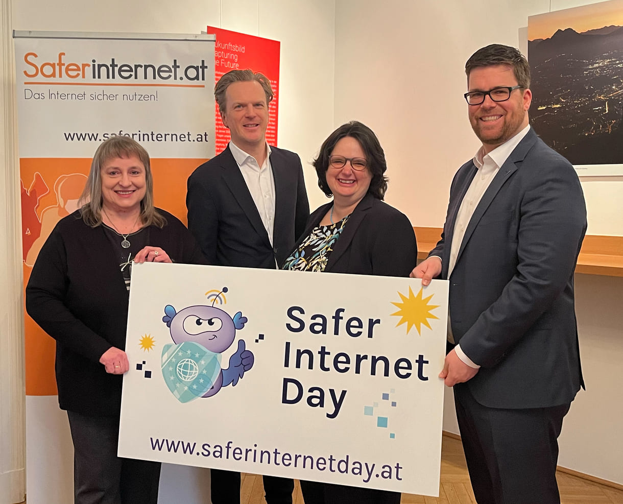 Birgit Satke (Rat auf Draht), Bernhard Jungwirth und Barbara Buchegger (beide von Safer Internet), Stefan Ebenberger (ISPA - Internet Service Providers Austria) mit Banner und Schild zu Safer Internet und dem Safer Internet Day