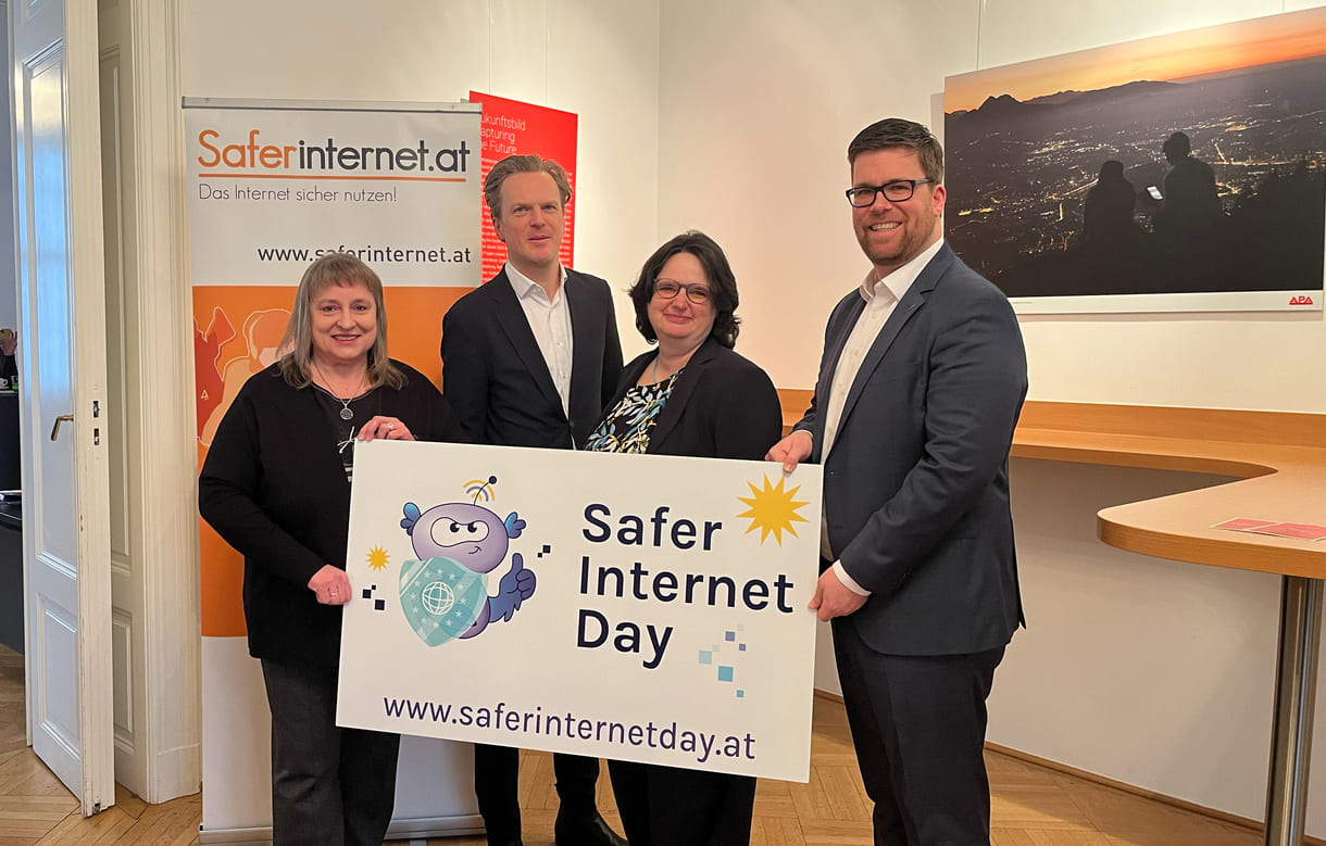 Birgit Satke (Rat auf Draht), Bernhard Jungwirth und Barbara Buchegger (beide von Safer Internet), Stefan Ebenberger (ISPA - Internet Service Providers Austria) mit Banner und Schild zu Safer Internet und dem Safer Internet Day