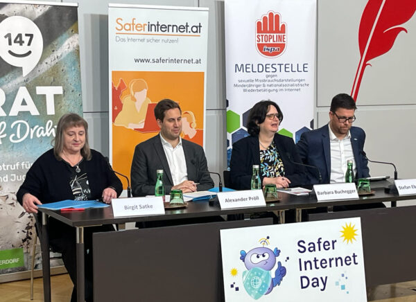 Birgit Satke (Rat auf Draht), Alexander Pröll (Staatssekretär), Barbara Buchegger (Safer Internet) und Stefan Ebenberger (ISPA - Internet Service Providers Austria)