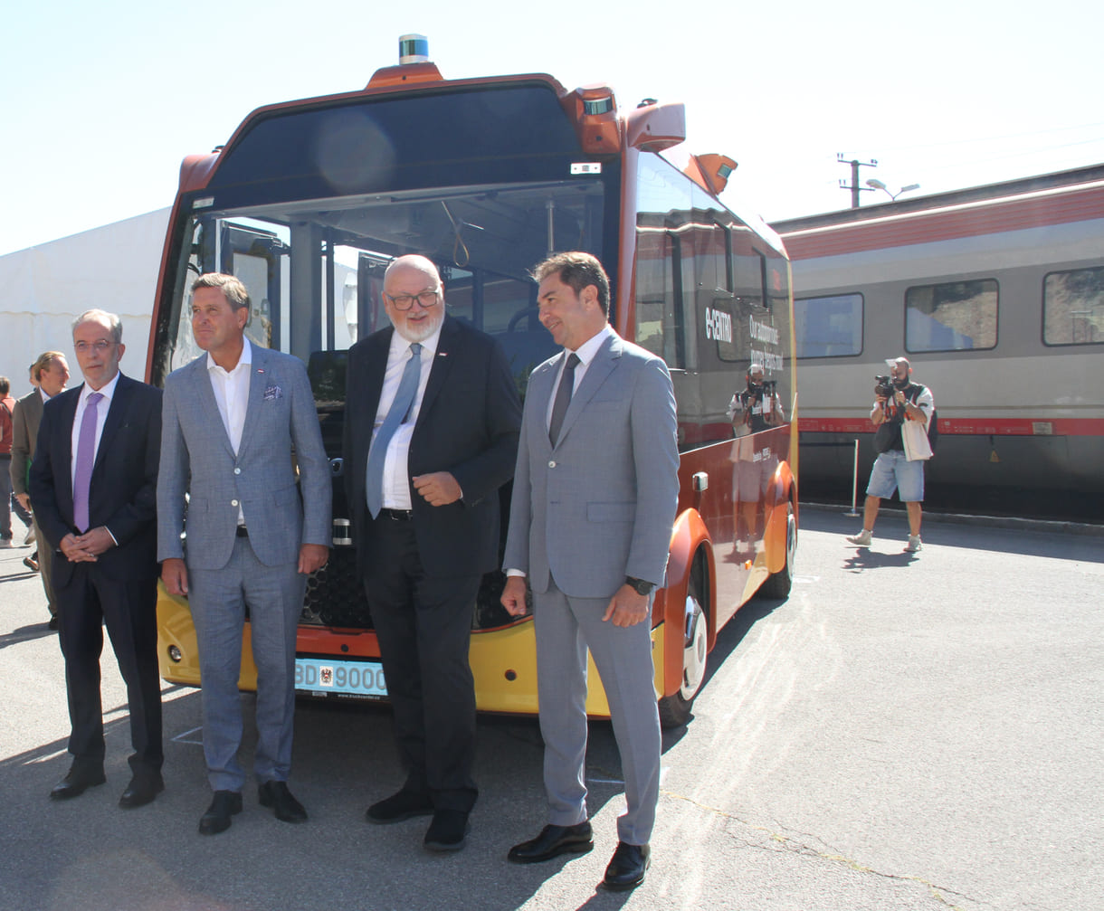 Vier Männer und der vollautomatische elektrische Bus: (von links nach rechts): Der türkische Botschafter in Österreich Gürsel Dönmez ÖBB-Chef Andreas Matthä, Verkehrsminister Peter Hanke und Kerem Erman, der beim Hersteller Otokar, den Bereich Nutzfahrzeuge leitet
