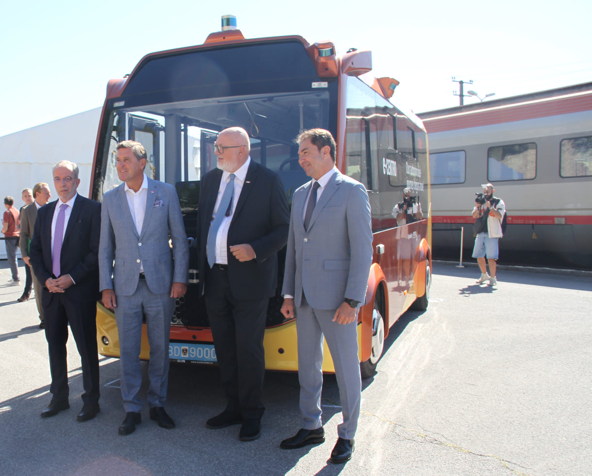 Vier Männer und der vollautomatische elektrische Bus: (von links nach rechts): Der türkische Botschafter in Österreich Gürsel Dönmez ÖBB-Chef Andreas Matthä, Verkehrsminister Peter Hanke und Kerem Erman, der beim Hersteller Otokar, den Bereich Nutzfahrzeuge leitet