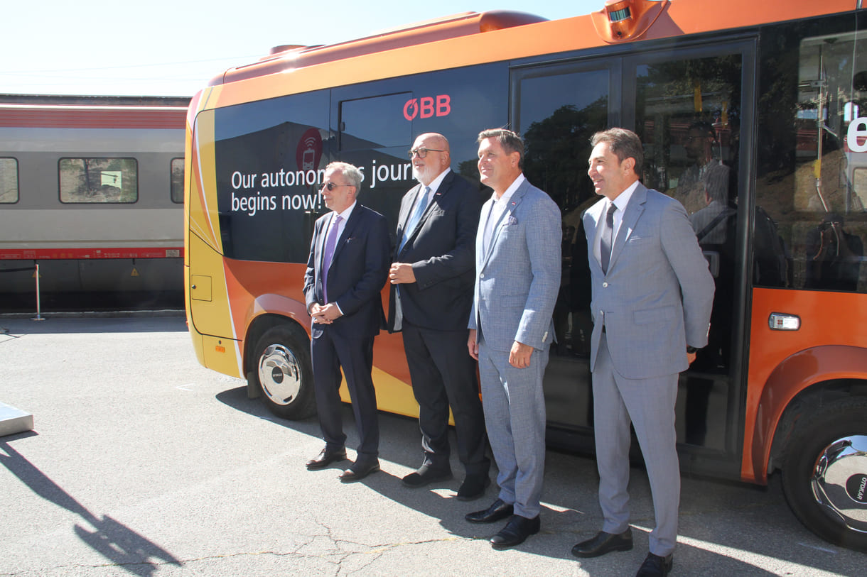 Vier Männer und der vollautomatische elektrische Bus: (von links nach rechts): Der türkische Botschafter in Österreich Gürsel Dönmez ÖBB-Chef Andreas Matthä, Verkehrsminister Peter Hanke und Kerem Erman, der beim Hersteller Otokar, den Bereich Nutzfahrzeuge leitet