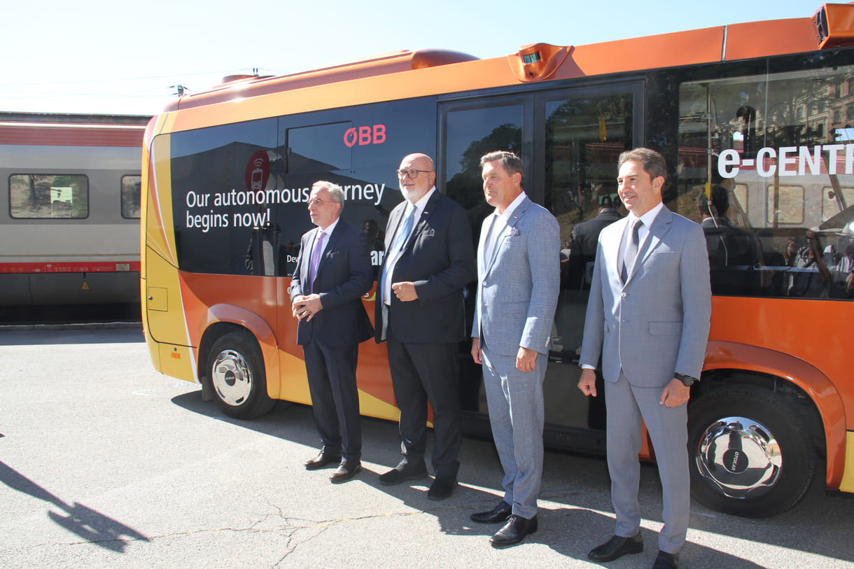 Vier Männer und der vollautomatische elektrische Bus: (von links nach rechts): Der türkische Botschafter in Österreich Gürsel Dönmez ÖBB-Chef Andreas Matthä, Verkehrsminister Peter Hanke und Kerem Erman, der beim Hersteller Otokar, den Bereich Nutzfahrzeuge leitet