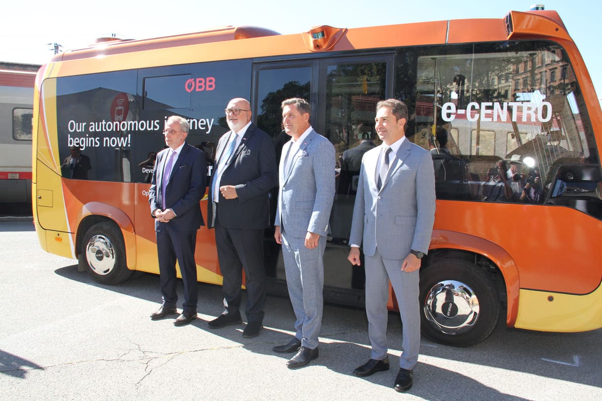 Vier Männer und der vollautomatische elektrische Bus: (von links nach rechts): Der türkische Botschafter in Österreich Gürsel Dönmez ÖBB-Chef Andreas Matthä, Verkehrsminister Peter Hanke und Kerem Erman, der beim Hersteller Otokar, den Bereich Nutzfahrzeuge leitet