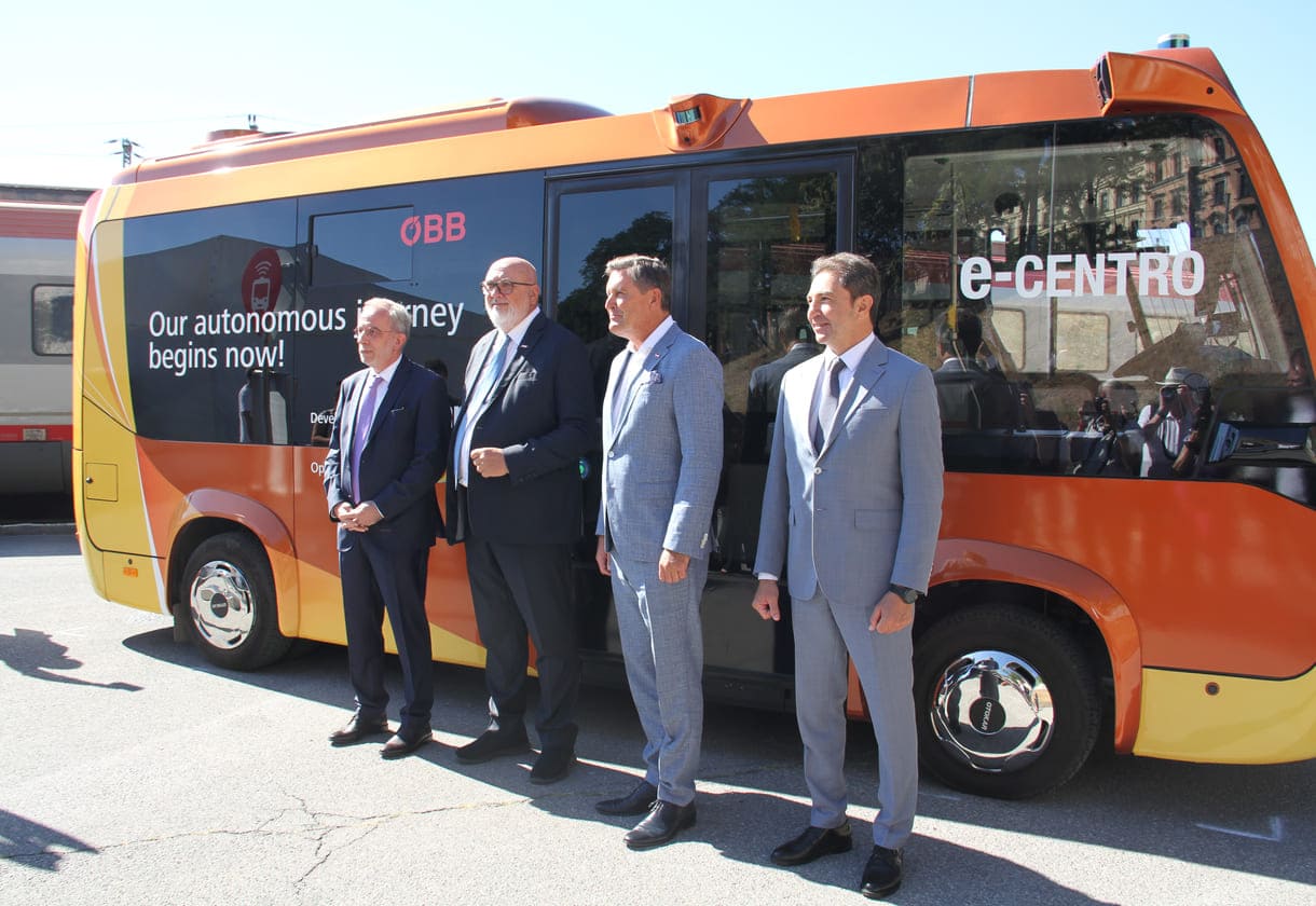 Vier Männer und der vollautomatische elektrische Bus: (von links nach rechts): Der türkische Botschafter in Österreich Gürsel Dönmez ÖBB-Chef Andreas Matthä, Verkehrsminister Peter Hanke und Kerem Erman, der beim Hersteller Otokar, den Bereich Nutzfahrzeuge leitet