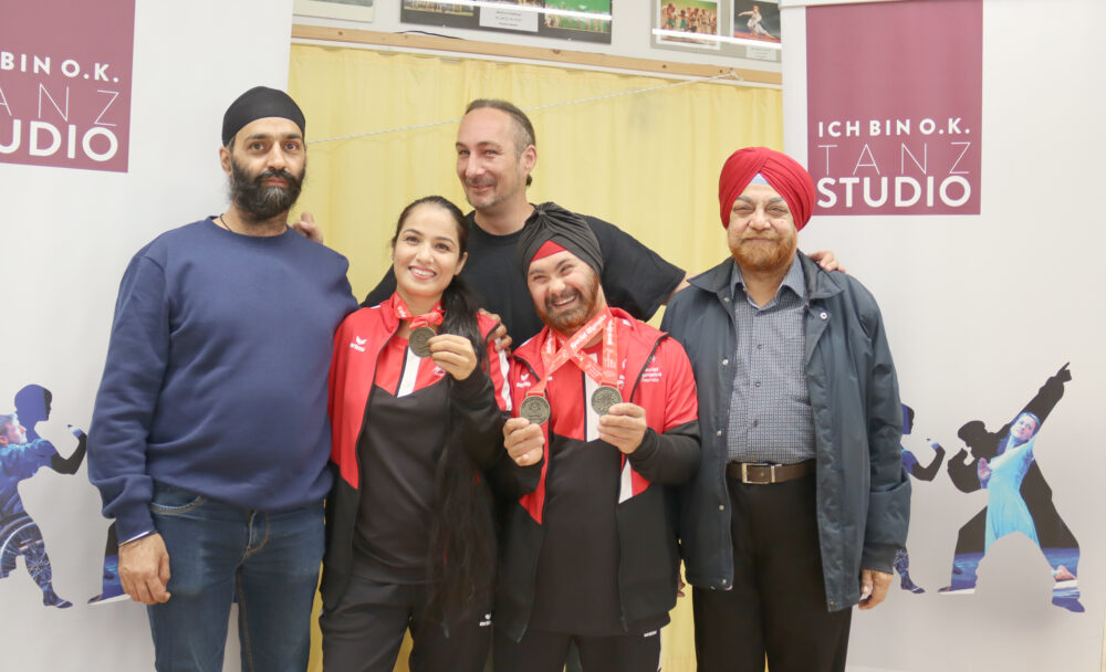 Vorne in der Mitte das Goldmedaillen-Duo: Jasmid Kor Lamba und Harsimran Shah, genannt Pal und dazu Organisator Jagindar Lamba (links) sowie Vater Gobinder Singh (rechts) und Attila Zanin von „ich boin O.K.“ (in der Mitte hinten)