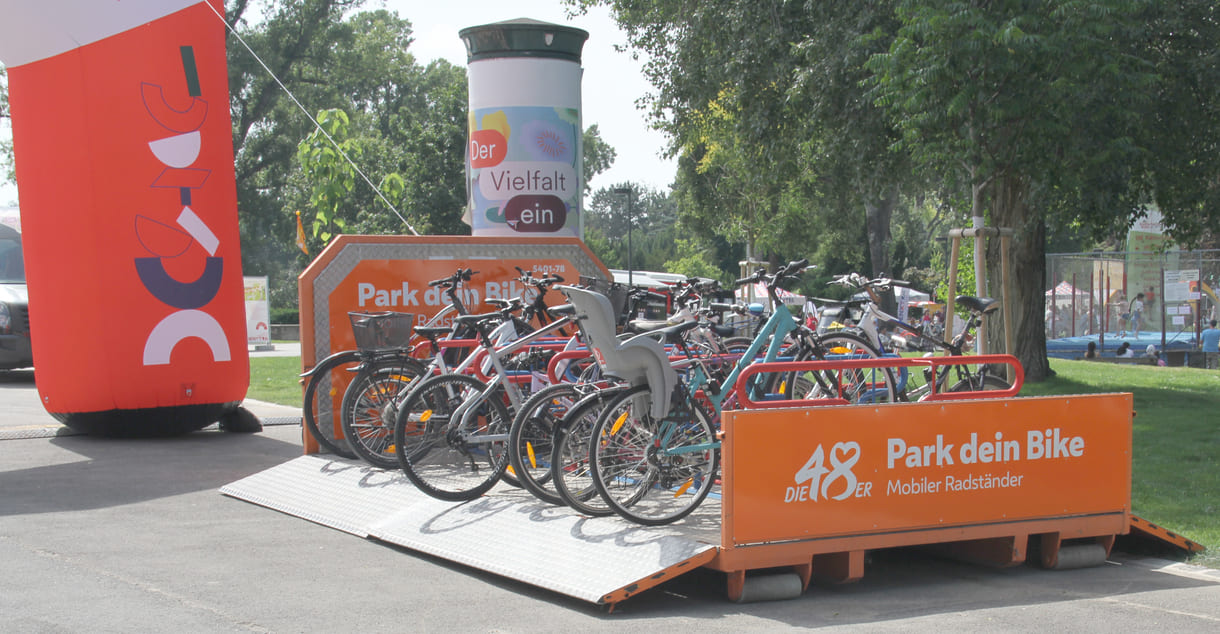 Fahrrad-Garage beim Eingang zum Ferienspiel-Startfest