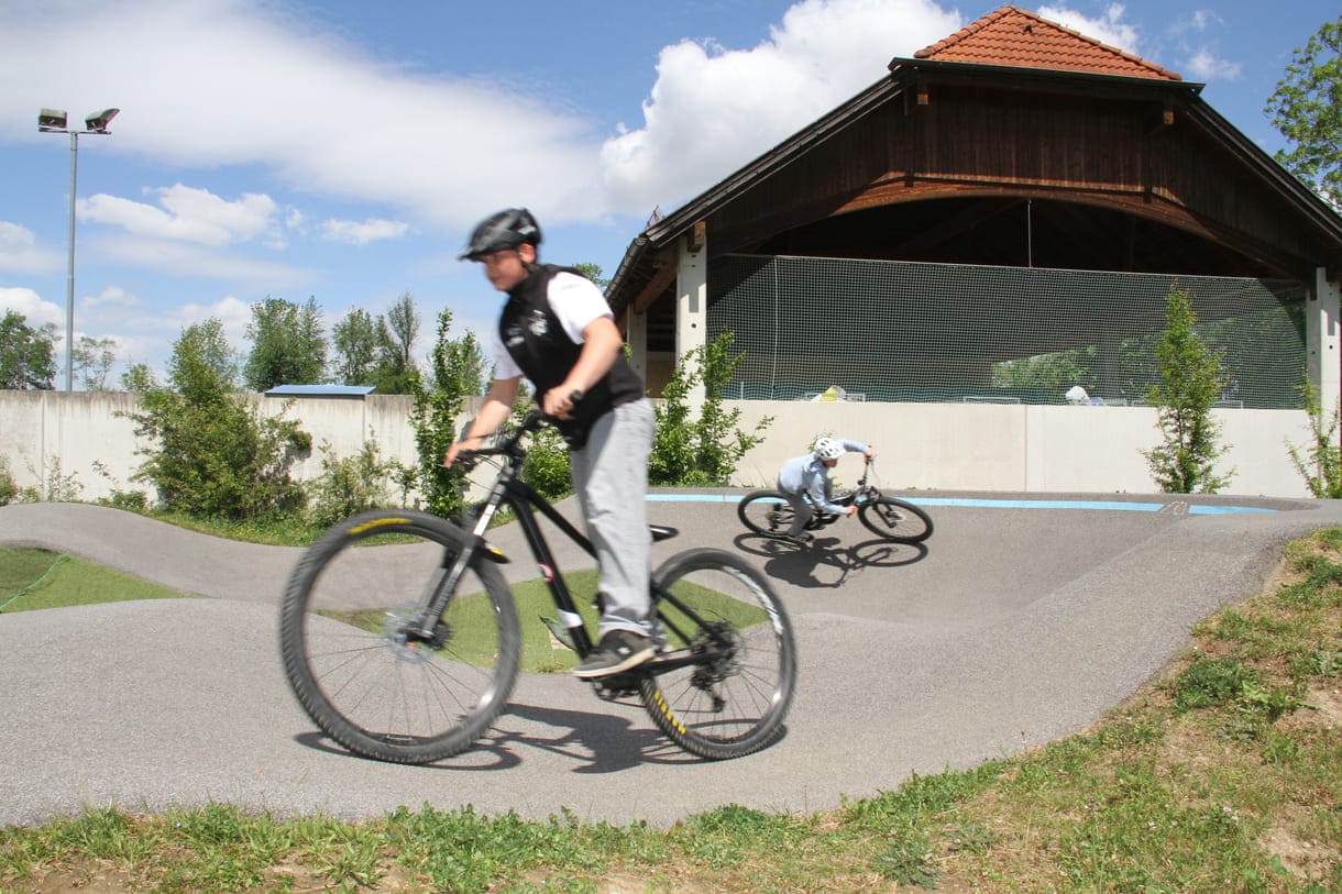 BMX-Radler auf der Berg- und Tal-Bahn