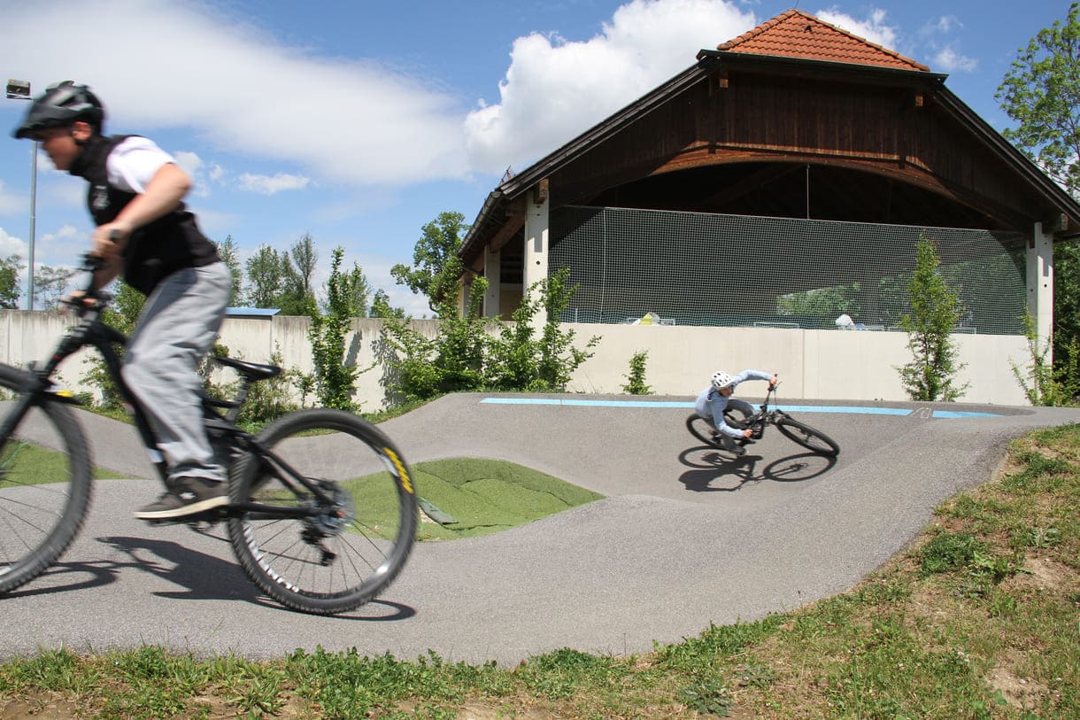 BMX-Radler auf der Berg- und Tal-Bahn