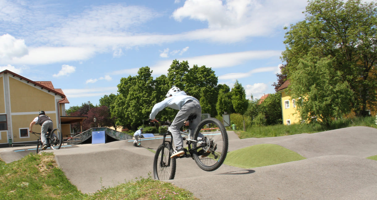 BMX-Radler auf der Berg- und Tal-Bahn