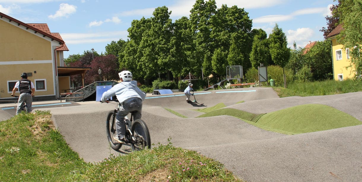 BMX-Radler auf der Berg- und Tal-Bahn