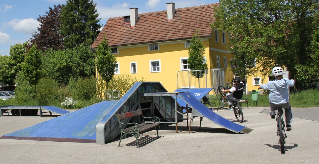 Kunststückeln - balancieren auf dem Hinterrad