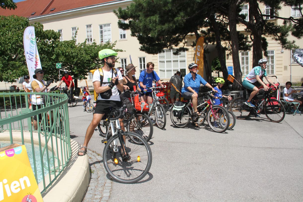 Eintreffen der Radler:innen in Hof 2 des Uni-Wien-Campus