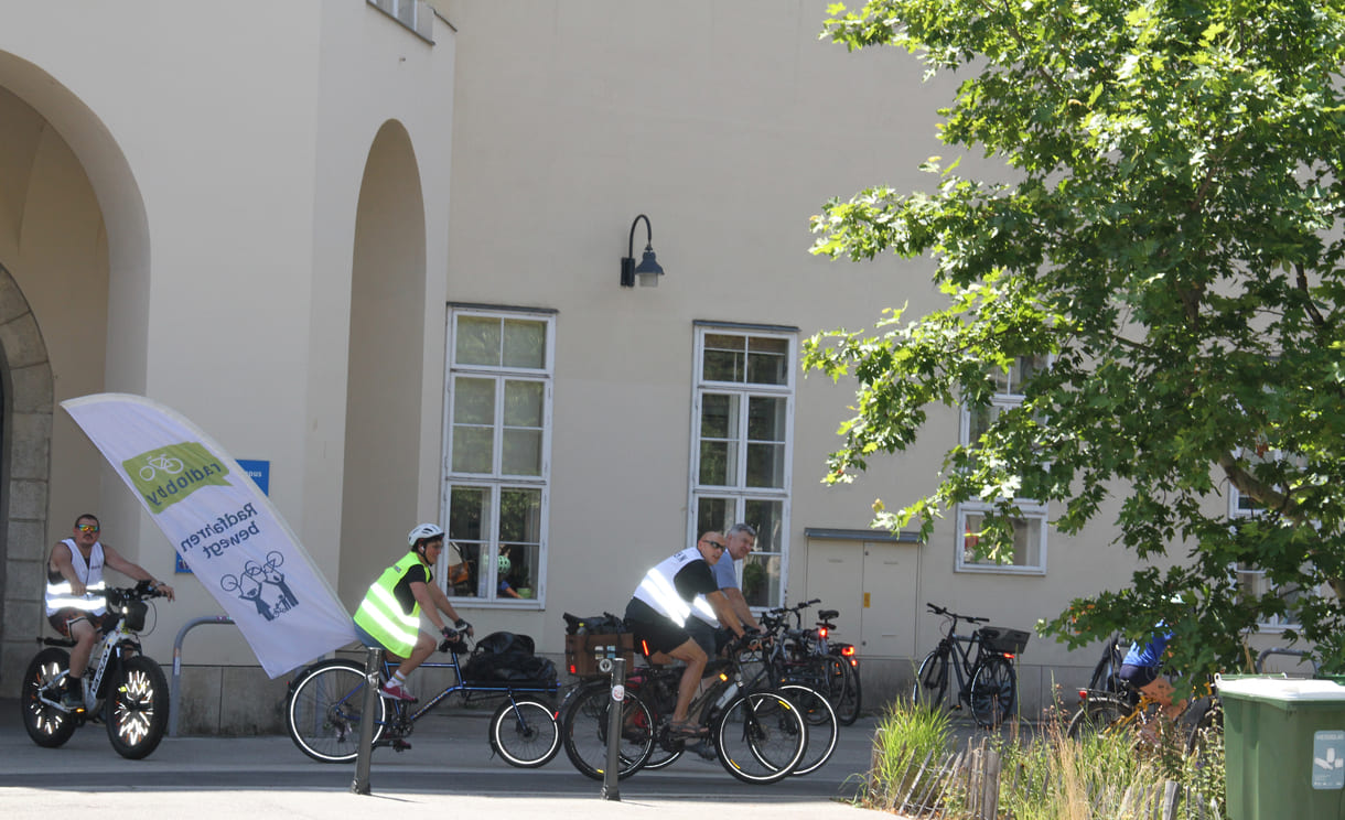 Eintreffen der Radler:innen in Hof 2 des Uni-Wien-Campus