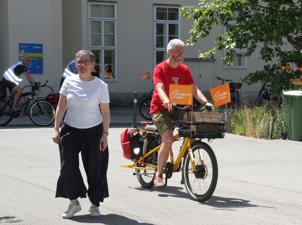 Eintreffen der Radler:innen in Hof 2 des Uni-Wien-Campus