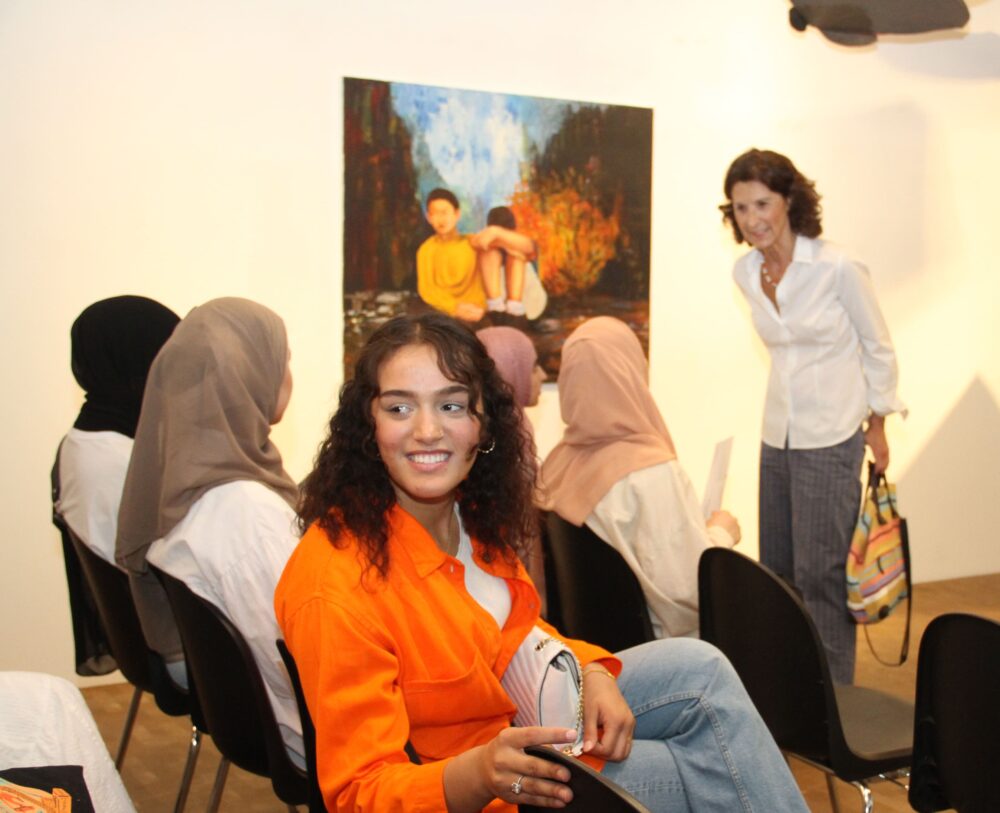 Journalistin und autorin Antonia Rados im Gespräch mit Besucherinnen der Ausstellung und Diskussion