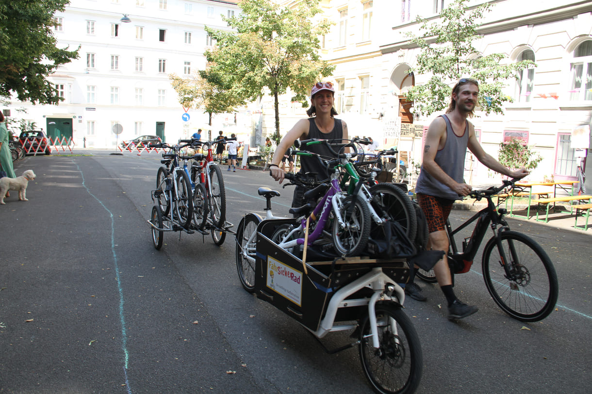 Anlieferung der Fahrräder - mit Fahrrädern