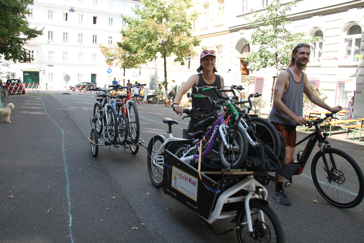 Anlieferung der Fahrräder - mit Fahrrädern