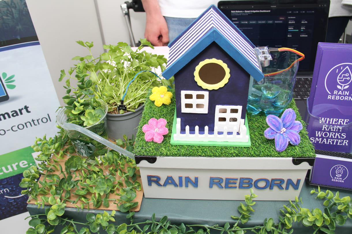 Fünf Schüler:innen aus Sofia (Bulgarien) mit Modell und schon laufender App zur automatisch optimalen Bewässerung von Gärten mit Regenwasser