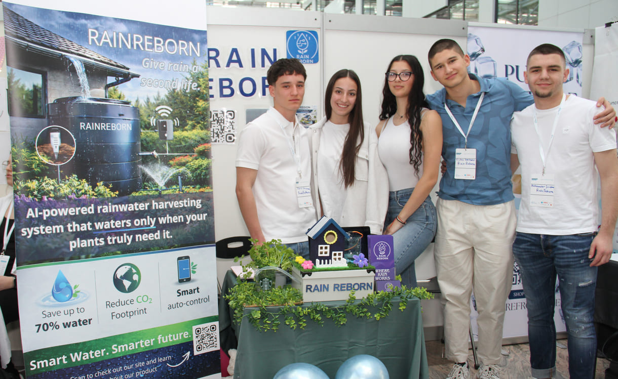 Fünf Schüler:innen aus Sofia (Bulgarien) mit Modell und schon laufender App zur automatisch optimalen Bewässerung von Gärten mit Regenwasser