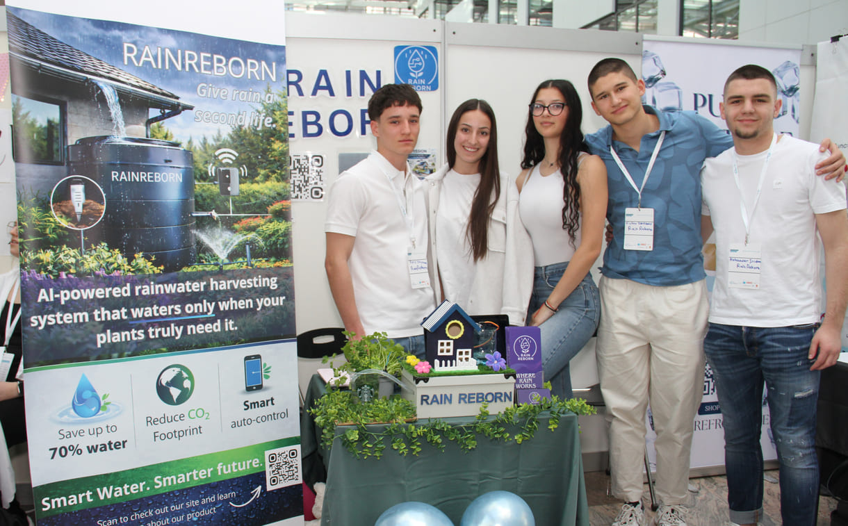 Fünf Schüler:innen aus Sofia (Bulgarien) mit Modell und schon laufender App zur automatisch optimalen Bewässerung von Gärten mit Regenwasser