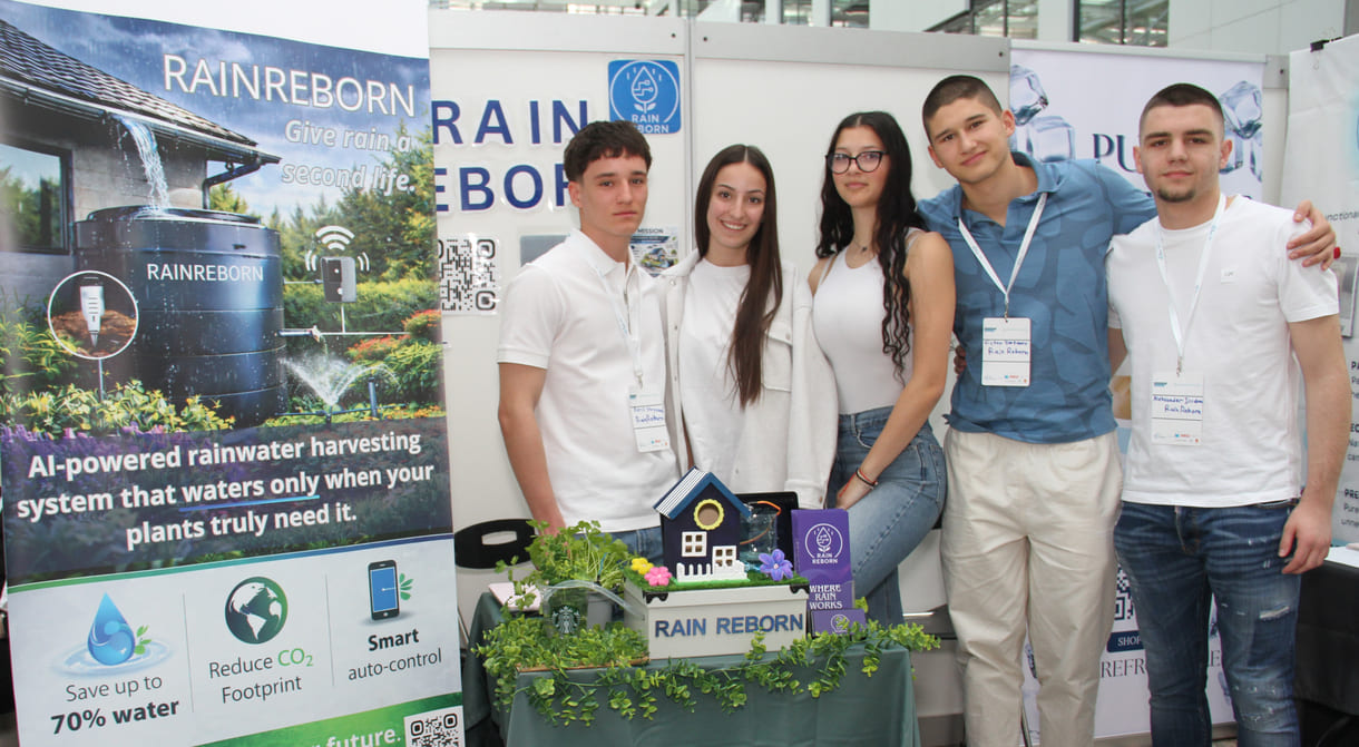 Fünf Schüler:innen aus Sofia (Bulgarien) mit Modell und schon laufender App zur automatisch optimalen Bewässerung von Gärten mit Regenwasser