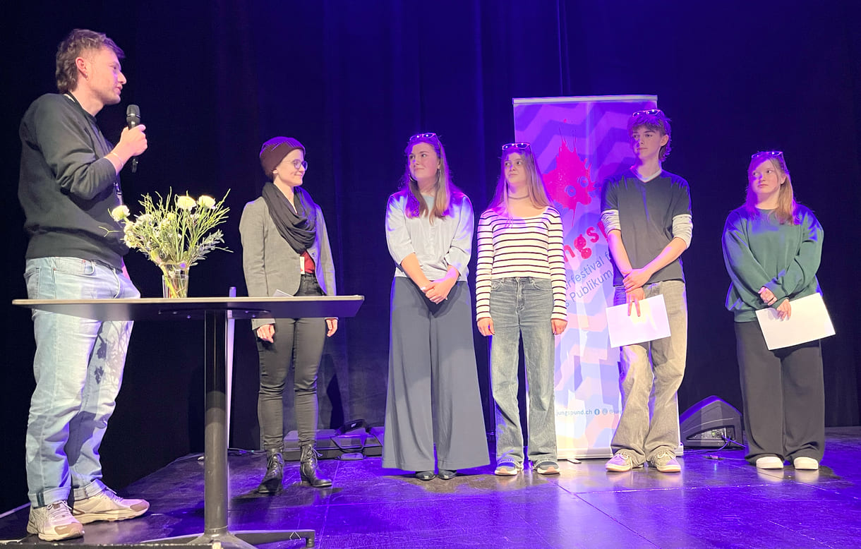 Jugendjury - Lila Bissinger, Yael von Wartburg, Lionel Falkenbach und Carmen Caseli mit Lena Böllinger (2. von links) werden vom Jungspund-Festival-Leiter Ramun Bernetta gewürdigt