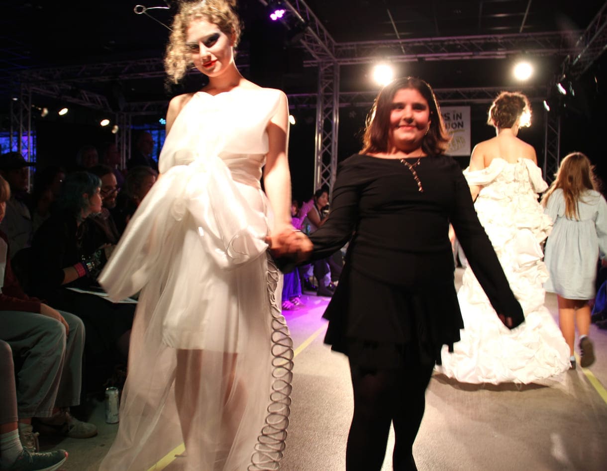 Desgner:innen, die bei der Show anwesend waren mit "ihren" Models auf dem Laufsteg