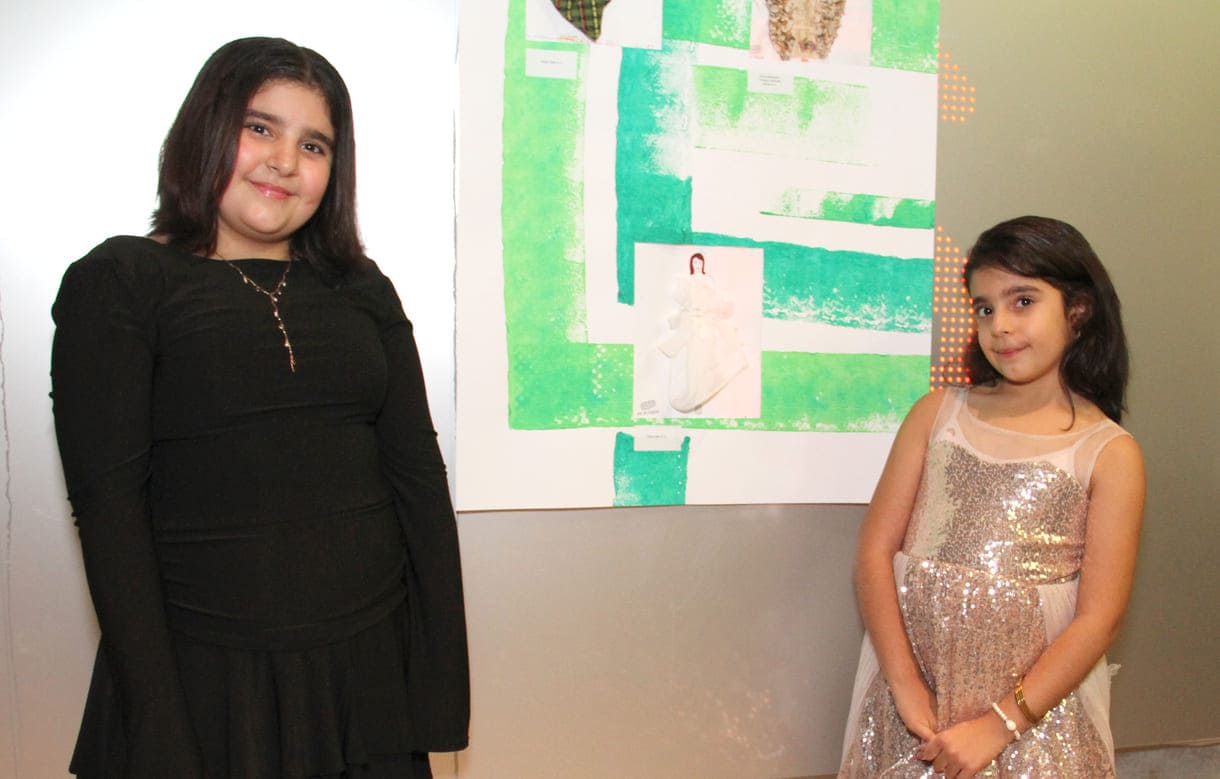 Rana Atik mit ihrer Schwester Elif, in feinem weißen Kleid