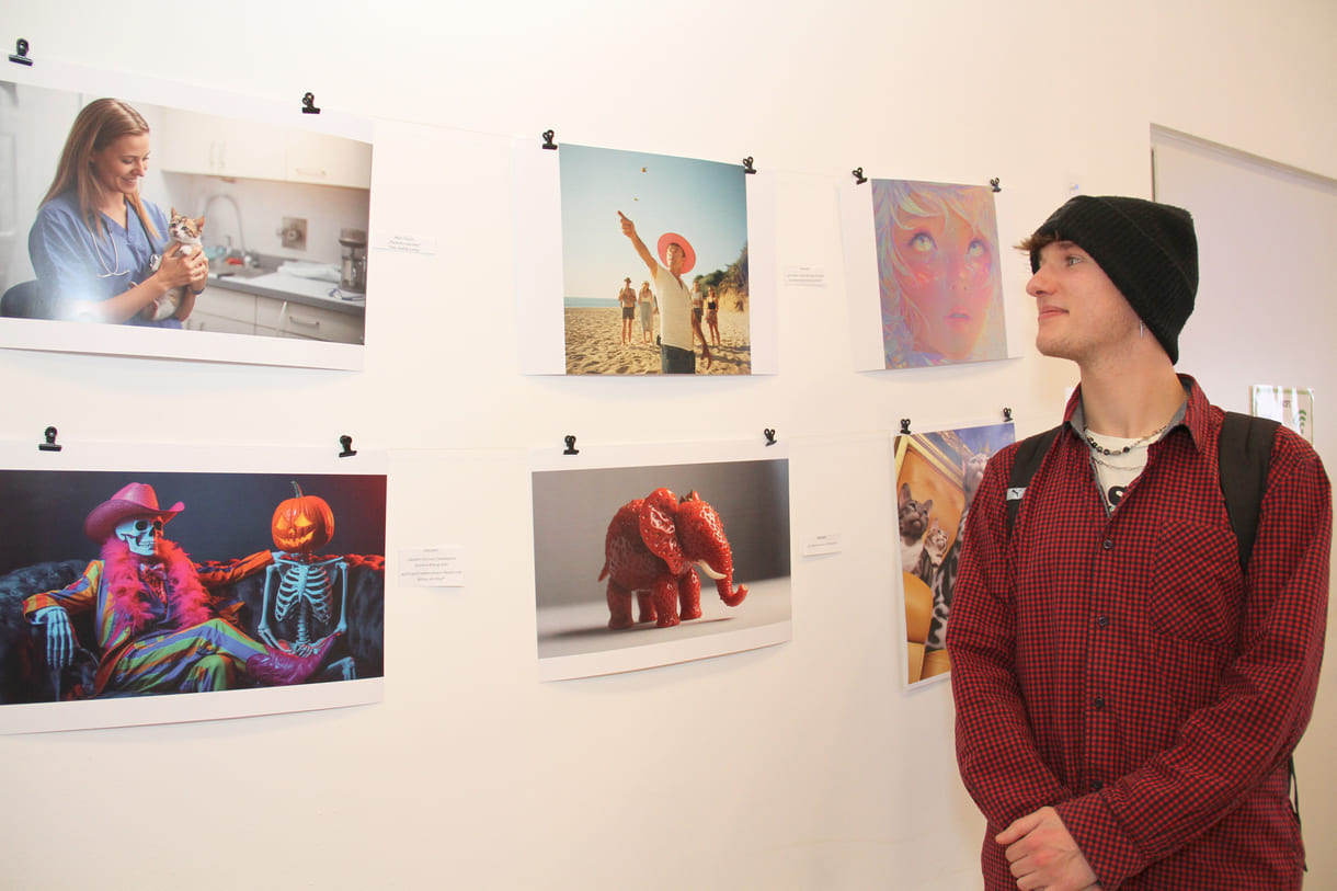 Raphael mit dem Suchbildrätsel Ameise am Strand sowie dem Erdbeer-Elefanten