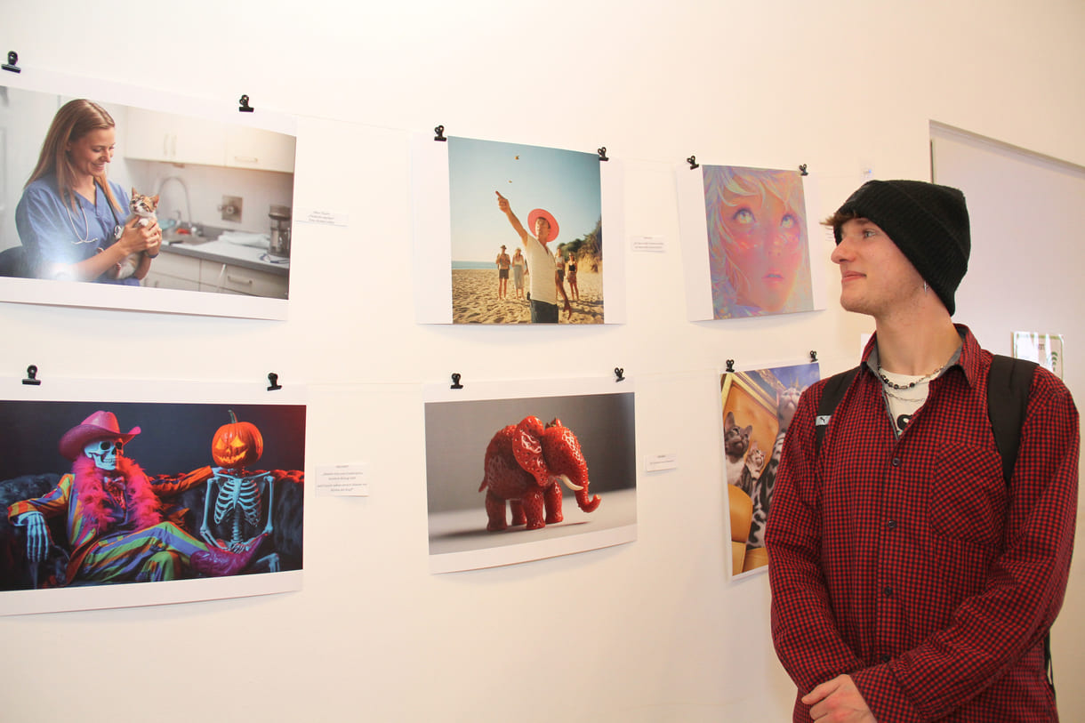 Raphael mit dem Suchbildrätsel Ameise am Strand sowie dem Erdbeer-Elefanten
