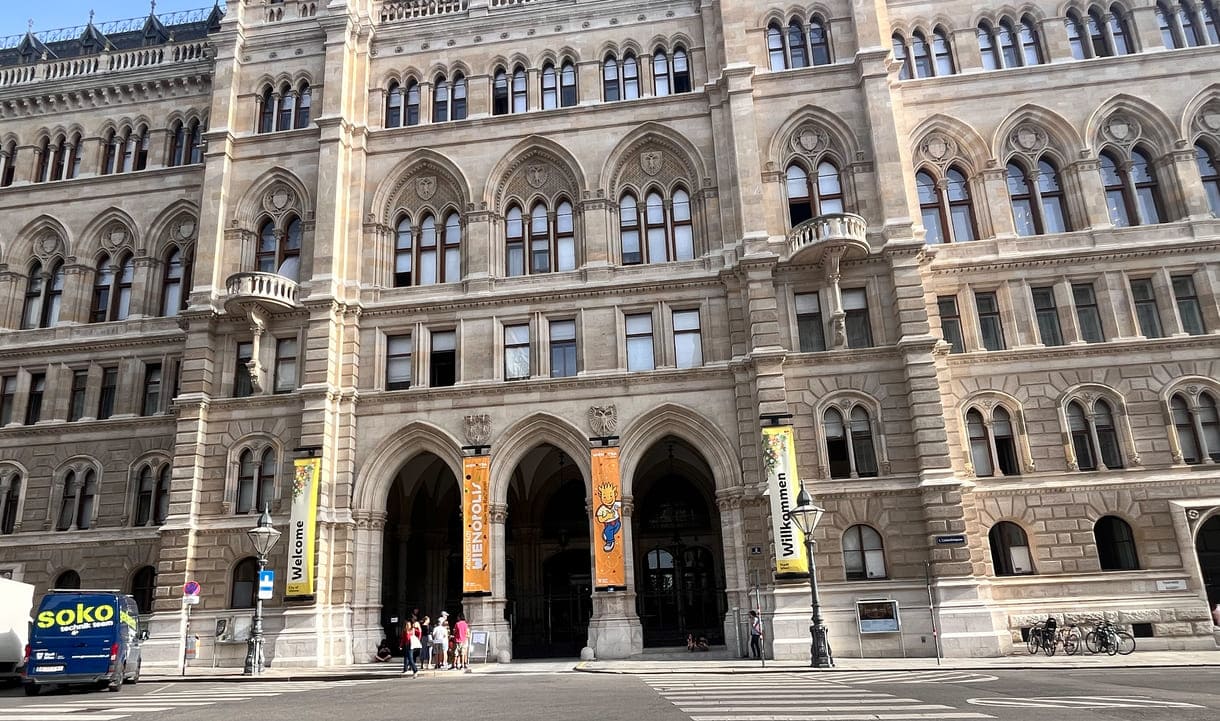Die ersten warten schon mehr als eine Stunde vor Beginn vor dem Wiener Rathaus