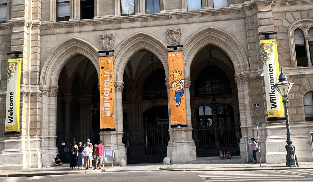 Die ersten warten schon mehr als eine Stunde vor Beginn vor dem Wiener Rathaus