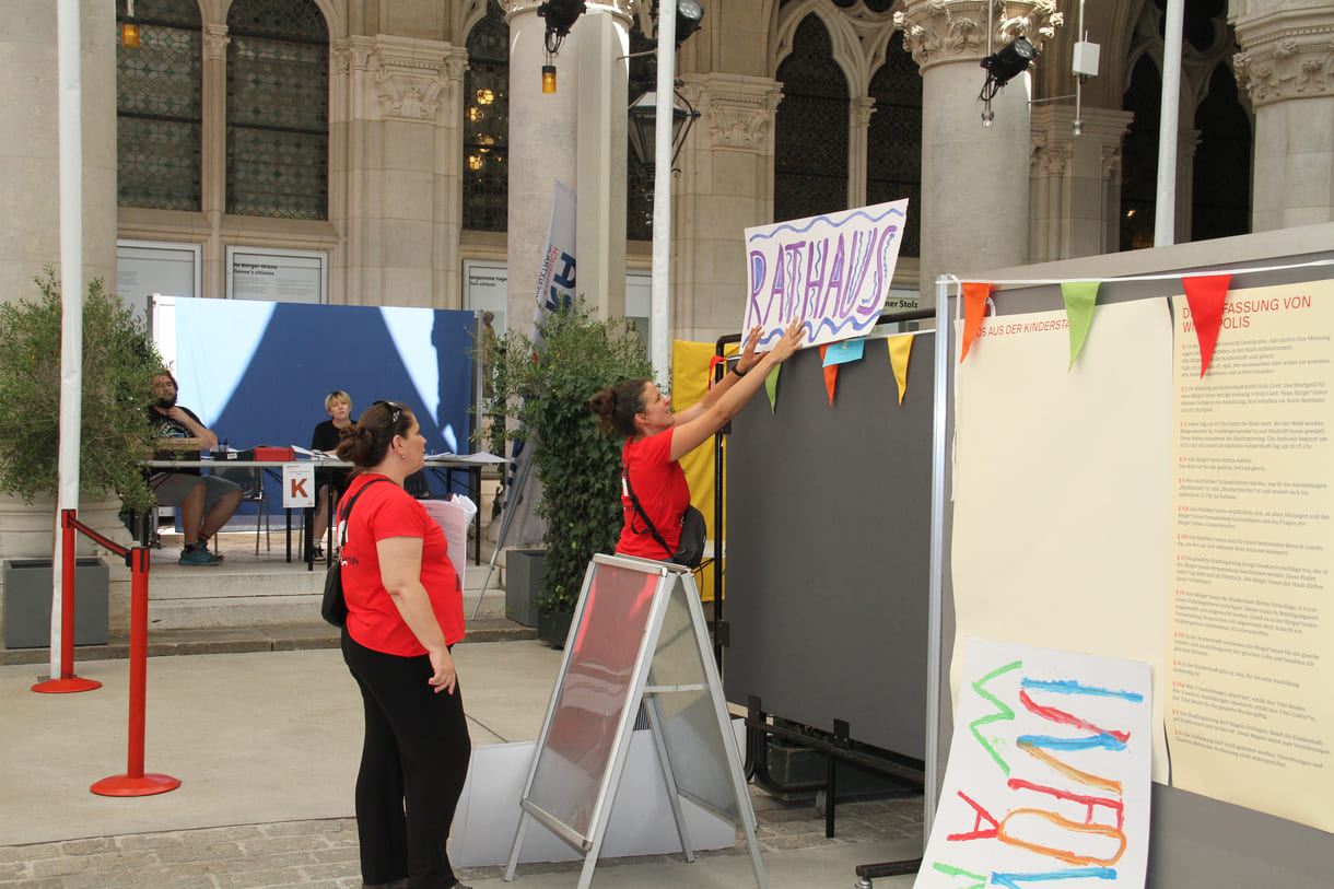 Montage des Schildes fürs Kinderstadt-Rathaus