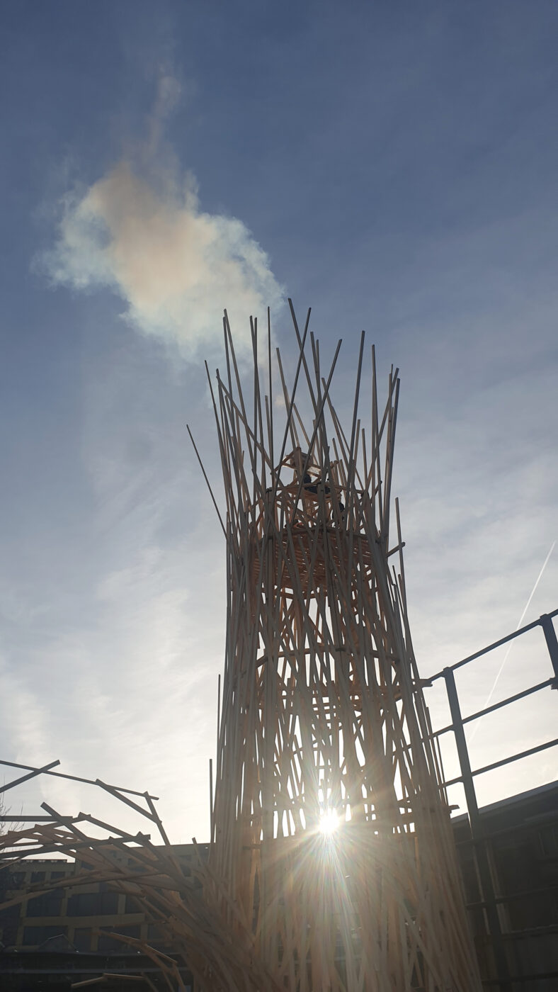 Vor der Lok-Remise in St.Gallen entsteht ein hölzerner Leuchtturm neben dem Schriftzug Jungspund Theater Festival