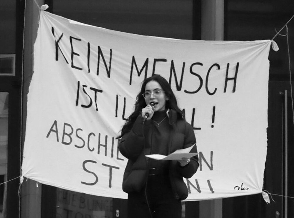 Rebellisch, Interessensvertreterin, politisch aktiv: Dione Azemi bei einer Kundgebung für Menschenrechte für alle Menschen am Bregenzer Kornmakrtplatz im Februar 2021
