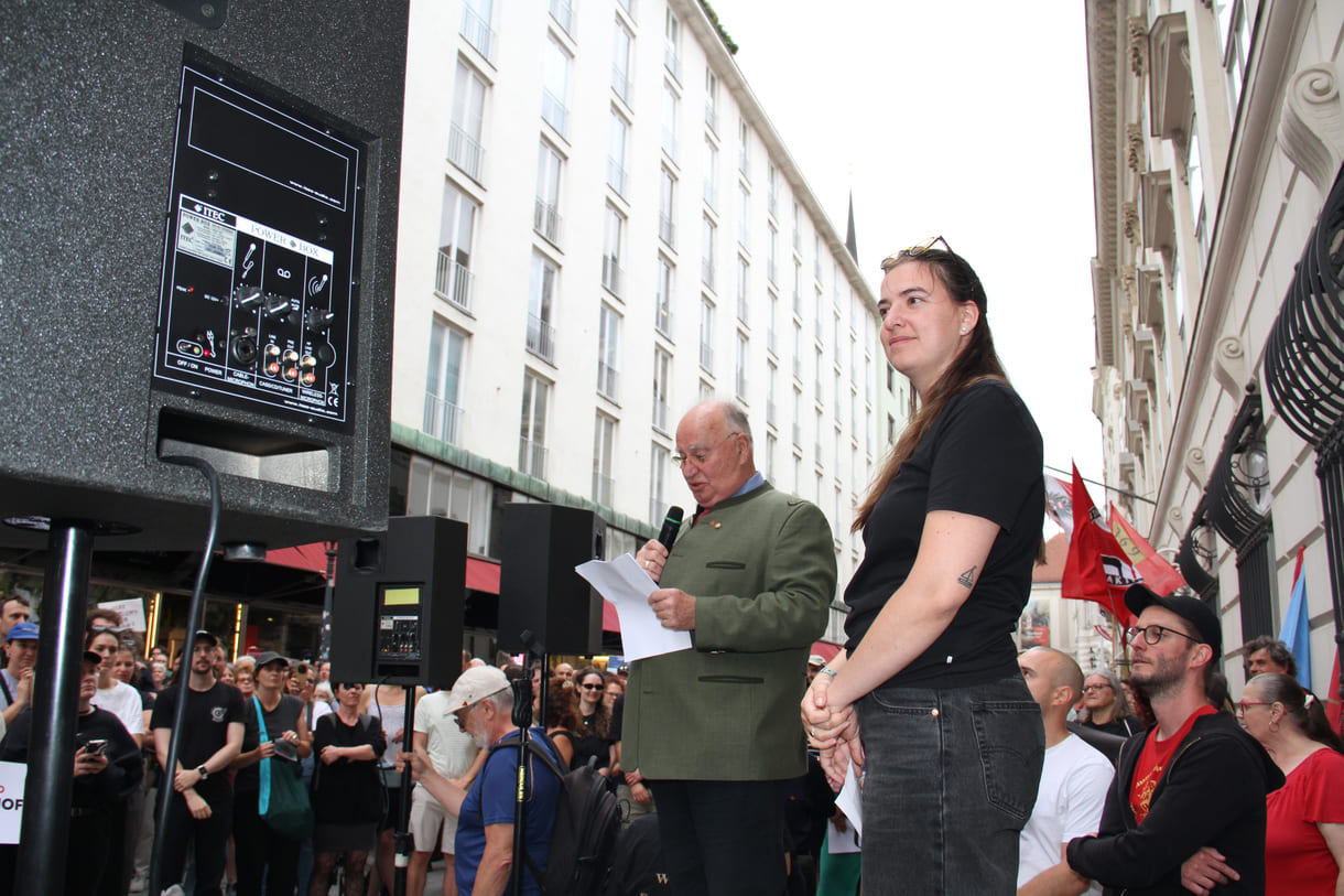 Redner:innen bei der Kundgebung vor dem Innenministerium in der Wiener Herrengasse