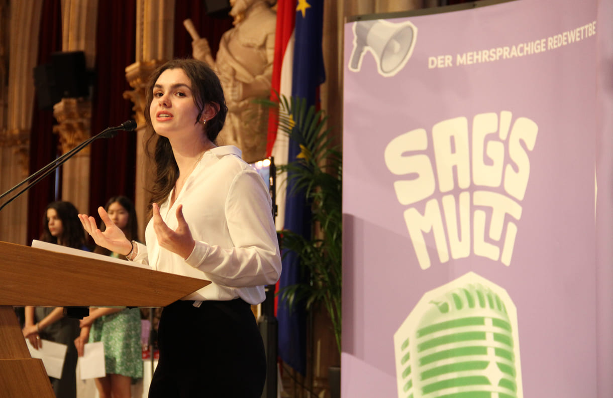 Miriam Allegra Clari bei ihrer Rede während der Sag's-Multi-Gala 2024