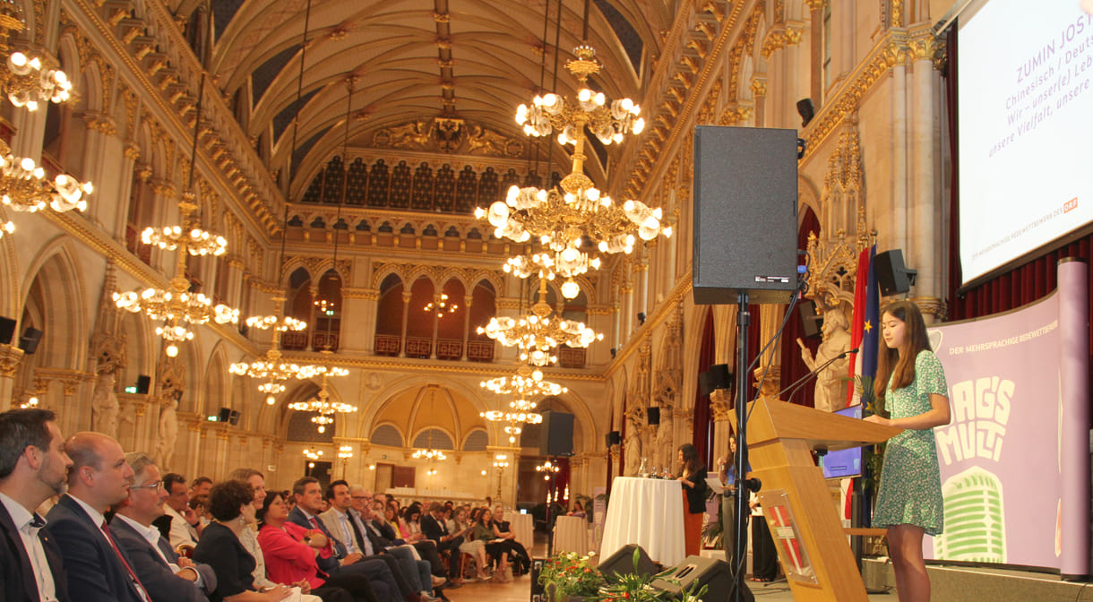 Zumin Jost bei ihrer Rede im Festsaal des Wiener Rathauses