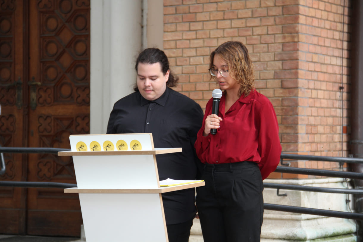 Santino Stojka und Pia Thomasberger von der HÖR am Redepult